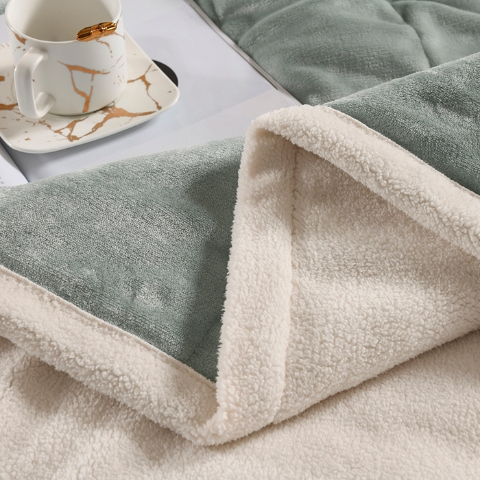 91家纺网 家纺一手货源 找家纺 印季家纺 2025秋冬新款三层夹棉加厚复合羊羔绒毛毯毯子多功能盖毯 墨绿+白