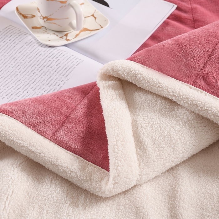 91家纺网 家纺一手货源 找家纺 印季家纺 2025秋冬新款三层夹棉加厚复合羊羔绒毛毯毯子多功能盖毯 豆沙+白