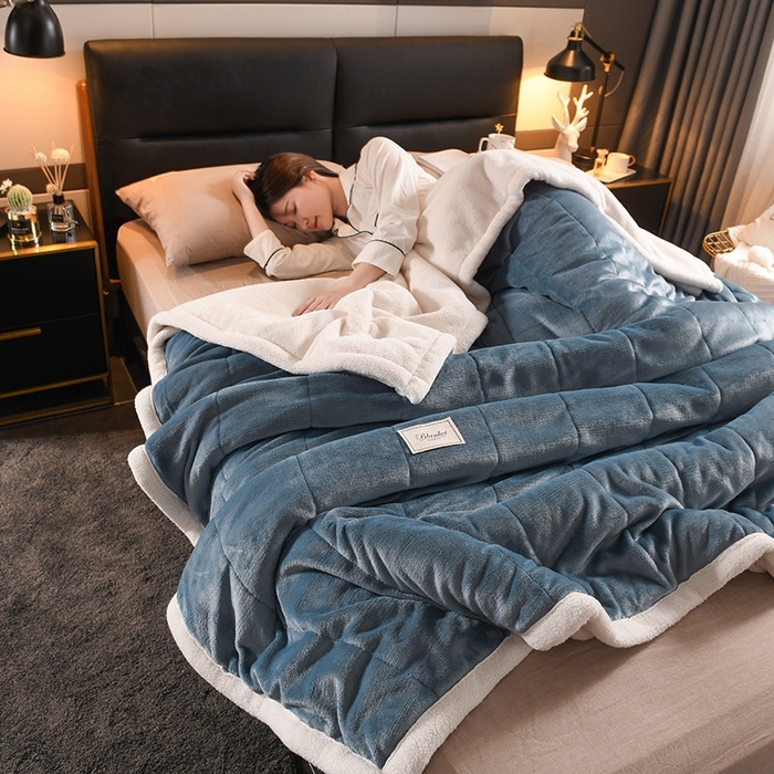 91家纺网 家纺一手货源 找家纺 印季家纺 2025秋冬新款三层夹棉加厚复合羊羔绒毛毯毯子多功能盖毯 蓝灰+白