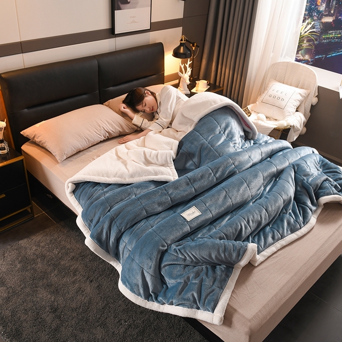 91家纺网 家纺一手货源 找家纺 印季家纺 2025秋冬新款三层夹棉加厚复合羊羔绒毛毯毯子多功能盖毯 蓝灰+白