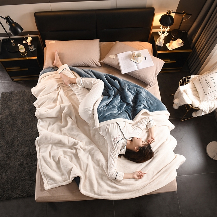 91家纺网 家纺一手货源 找家纺 印季家纺 2025秋冬新款三层夹棉加厚复合羊羔绒毛毯毯子多功能盖毯 蓝灰+白