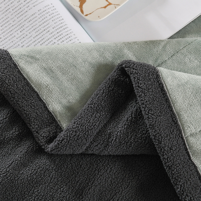 91家纺网 家纺一手货源 找家纺 印季家纺 2025秋冬新款三层夹棉加厚复合羊羔绒毛毯毯子多功能盖毯 墨绿+灰