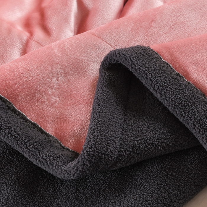 91家纺网 家纺一手货源 找家纺 印季家纺 2025秋冬新款三层夹棉加厚复合羊羔绒毛毯毯子多功能盖毯 粉+灰