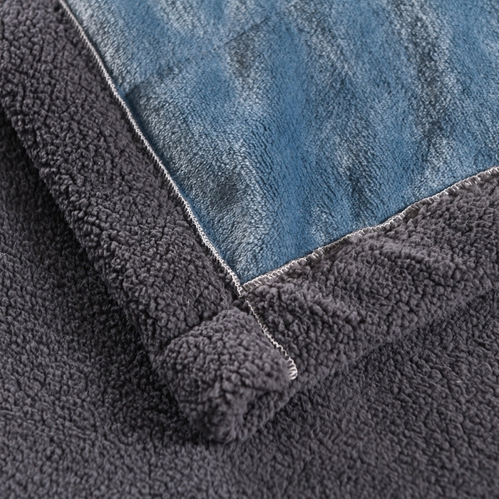 91家纺网 家纺一手货源 找家纺 印季家纺 2025秋冬新款三层夹棉加厚复合羊羔绒毛毯毯子多功能盖毯 蓝灰+灰