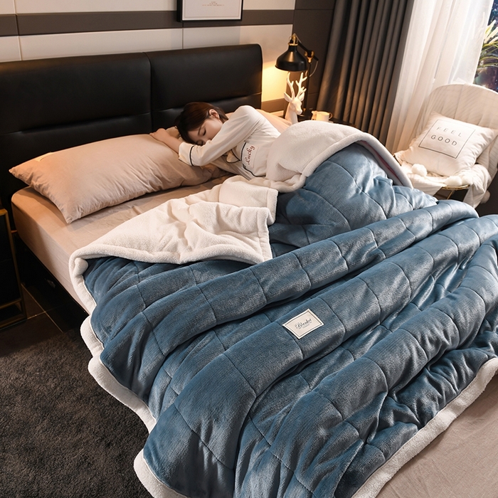 91家纺网 家纺一手货源 找家纺 印季家纺 2025秋冬新款三层夹棉加厚复合羊羔绒毛毯毯子多功能盖毯 蓝灰+白