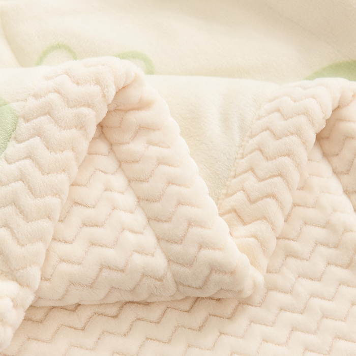 91家纺网 家纺一手货源 找家纺 印季家纺 2025新款三层夹棉印花牛奶绒毛毯毯子 小熊猫