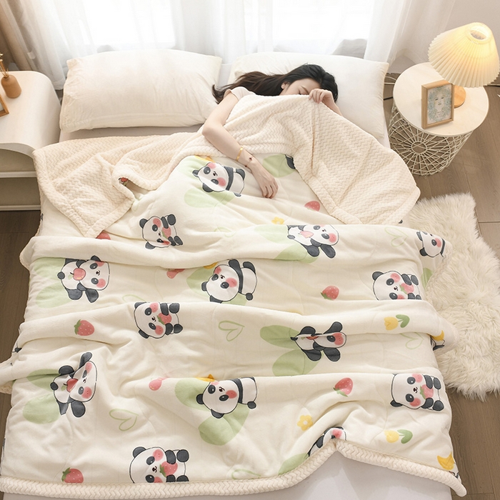 91家纺网 家纺一手货源 找家纺 印季家纺 2025新款三层夹棉印花牛奶绒毛毯毯子 小熊猫