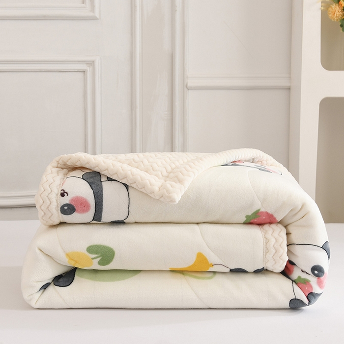 91家纺网 家纺一手货源 找家纺 印季家纺 2025新款三层夹棉印花牛奶绒毛毯毯子 小熊猫