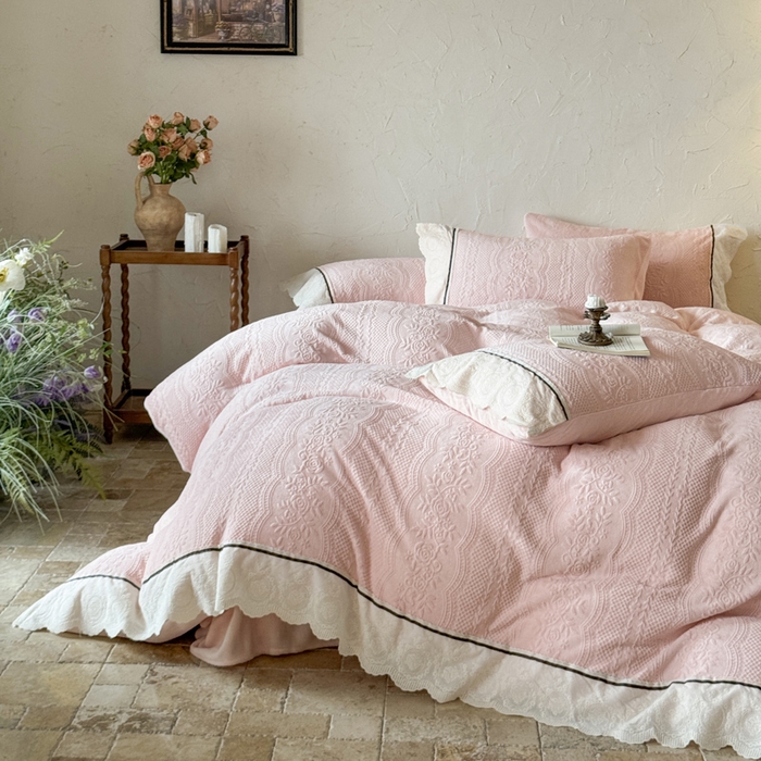 91家纺网 家纺一手货源 找家纺 （总）纯优家纺 2025新款秋冬轻法式花边款雕花牛奶绒四件套-绮梦