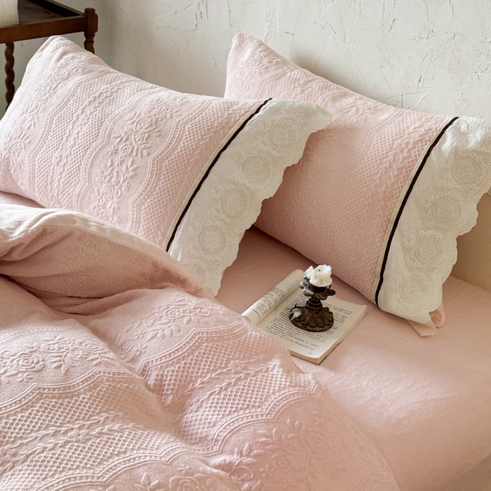 91家纺网 家纺一手货源 找家纺 （总）纯优家纺 2025新款秋冬轻法式花边款雕花牛奶绒四件套-绮梦