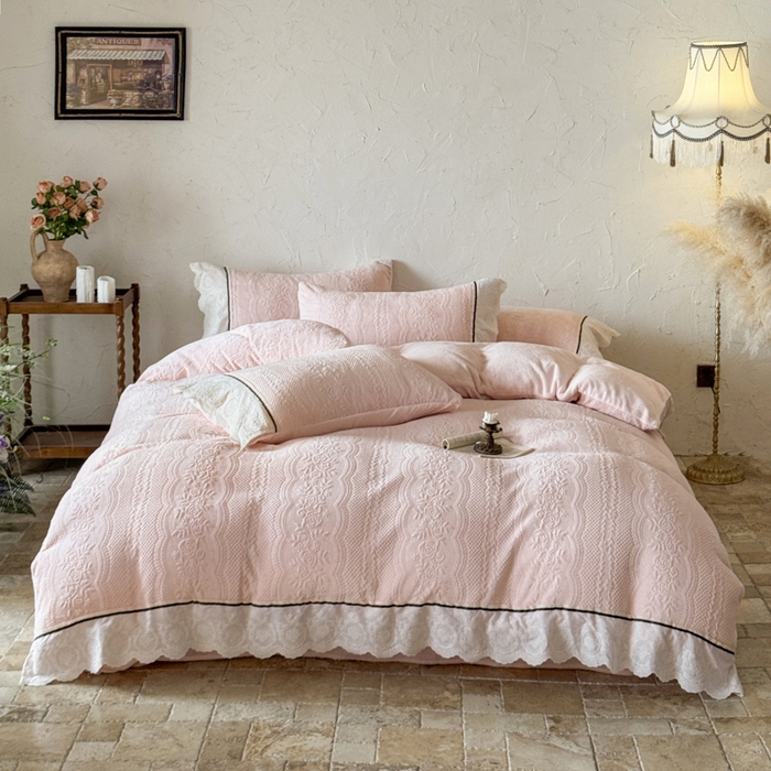 91家纺网 家纺一手货源 找家纺 （总）纯优家纺 2025新款秋冬轻法式花边款雕花牛奶绒四件套-绮梦