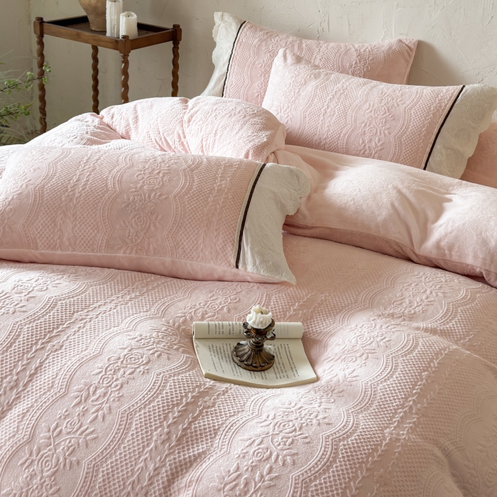 91家纺网 家纺一手货源 找家纺 （总）纯优家纺 2025新款秋冬轻法式花边款雕花牛奶绒四件套-绮梦