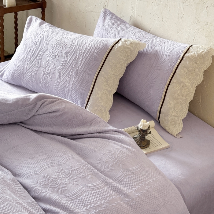 91家纺网 家纺一手货源 找家纺 纯优家纺 2025新款秋冬轻法式花边款雕花牛奶绒四件套-绮梦 绮梦-芋泥紫