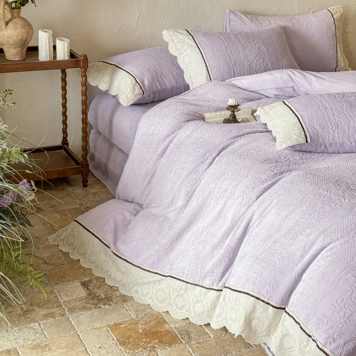91家纺网 家纺一手货源 找家纺 纯优家纺 2025新款秋冬轻法式花边款雕花牛奶绒四件套-绮梦 绮梦-芋泥紫
