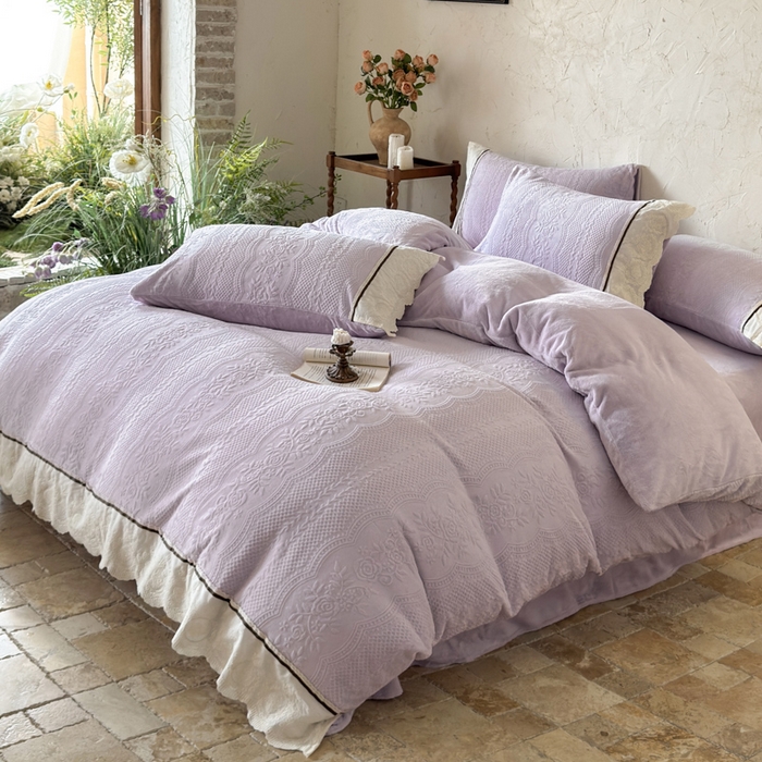 91家纺网 家纺一手货源 找家纺 纯优家纺 2025新款秋冬轻法式花边款雕花牛奶绒四件套-绮梦 绮梦-芋泥紫