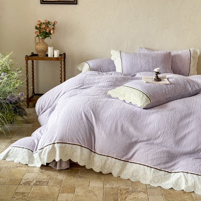 91家纺网 家纺一手货源 找家纺 纯优家纺 2025新款秋冬轻法式花边款雕花牛奶绒四件套-绮梦 绮梦-芋泥紫