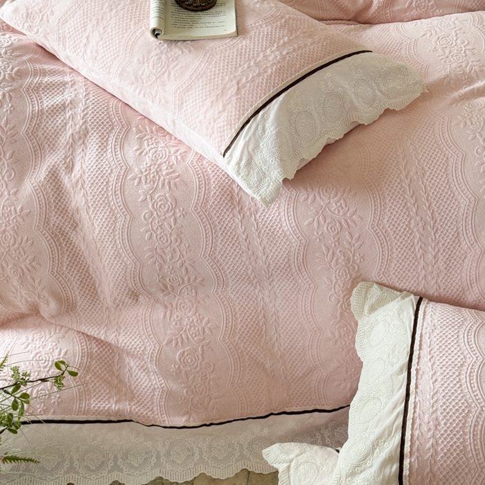 91家纺网 家纺一手货源 找家纺 （总）纯优家纺 2025新款秋冬轻法式花边款雕花牛奶绒四件套-绮梦