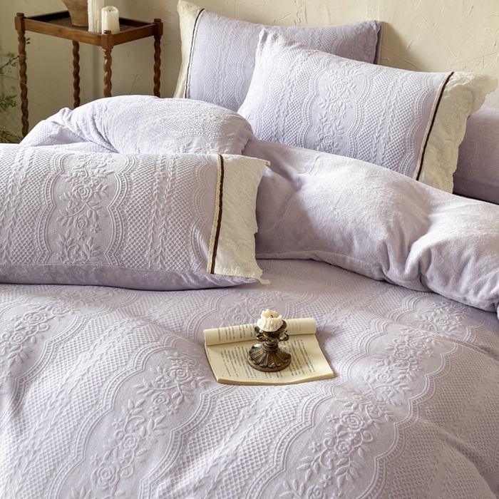 91家纺网 家纺一手货源 找家纺 纯优家纺 2025新款秋冬轻法式花边款雕花牛奶绒四件套-绮梦 绮梦-芋泥紫