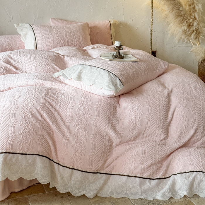 91家纺网 家纺一手货源 找家纺 （总）纯优家纺 2025新款秋冬轻法式花边款雕花牛奶绒四件套-绮梦