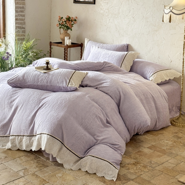 91家纺网 家纺一手货源 找家纺 纯优家纺 2025新款秋冬轻法式花边款雕花牛奶绒四件套-绮梦 绮梦-芋泥紫