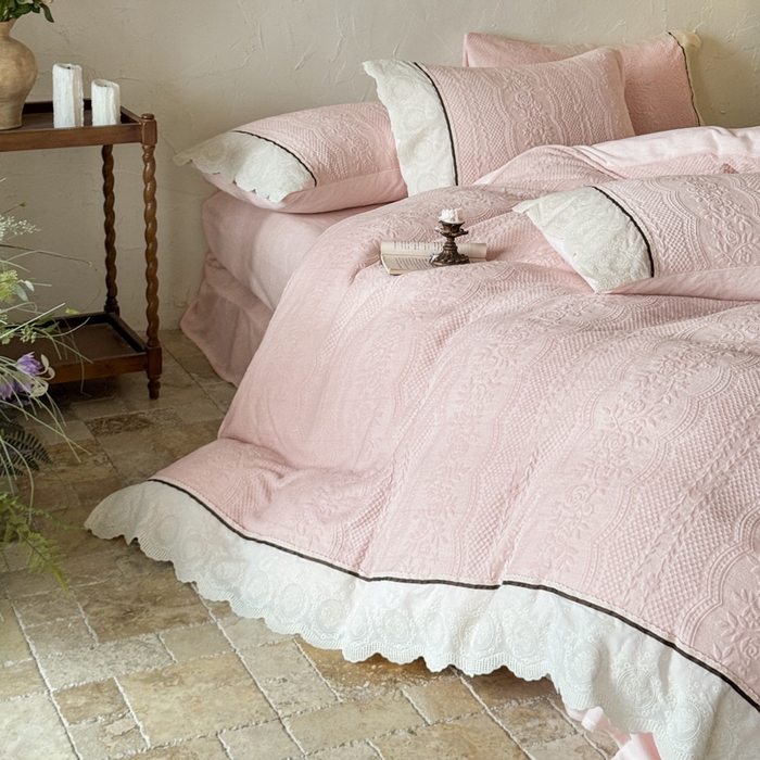 91家纺网 家纺一手货源 找家纺 （总）纯优家纺 2025新款秋冬轻法式花边款雕花牛奶绒四件套-绮梦