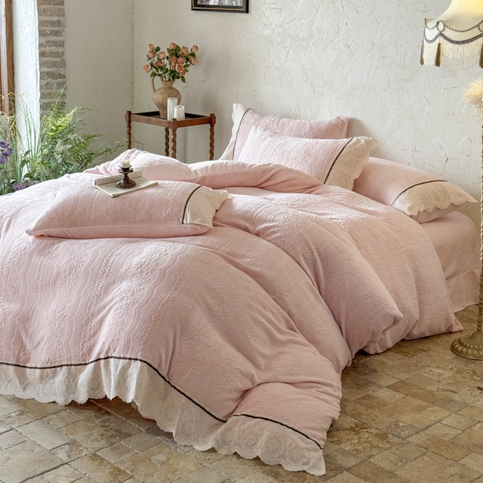 91家纺网 家纺一手货源 找家纺 （总）纯优家纺 2025新款秋冬轻法式花边款雕花牛奶绒四件套-绮梦