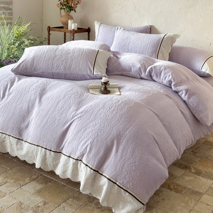 91家纺网 家纺一手货源 找家纺 纯优家纺 2025新款秋冬轻法式花边款雕花牛奶绒四件套-绮梦 绮梦-芋泥紫