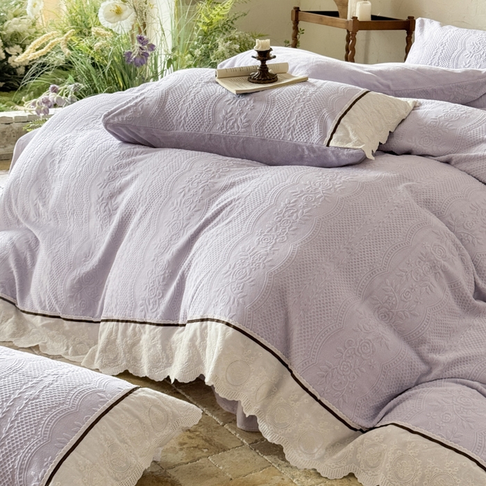 91家纺网 家纺一手货源 找家纺 纯优家纺 2025新款秋冬轻法式花边款雕花牛奶绒四件套-绮梦 绮梦-芋泥紫