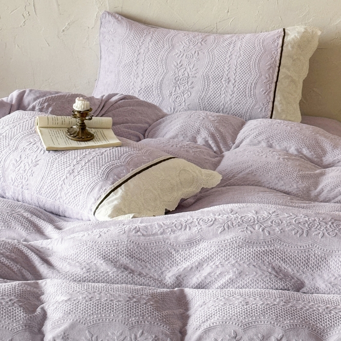 91家纺网 家纺一手货源 找家纺 纯优家纺 2025新款秋冬轻法式花边款雕花牛奶绒四件套-绮梦 绮梦-芋泥紫
