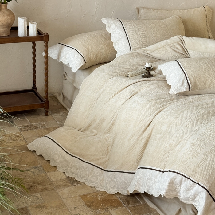 91家纺网 家纺一手货源 找家纺 纯优家纺 2025新款秋冬轻法式花边款雕花牛奶绒四件套-绮梦 绮梦-米黄
