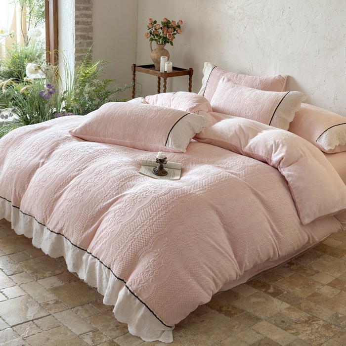 91家纺网 家纺一手货源 找家纺 （总）纯优家纺 2025新款秋冬轻法式花边款雕花牛奶绒四件套-绮梦