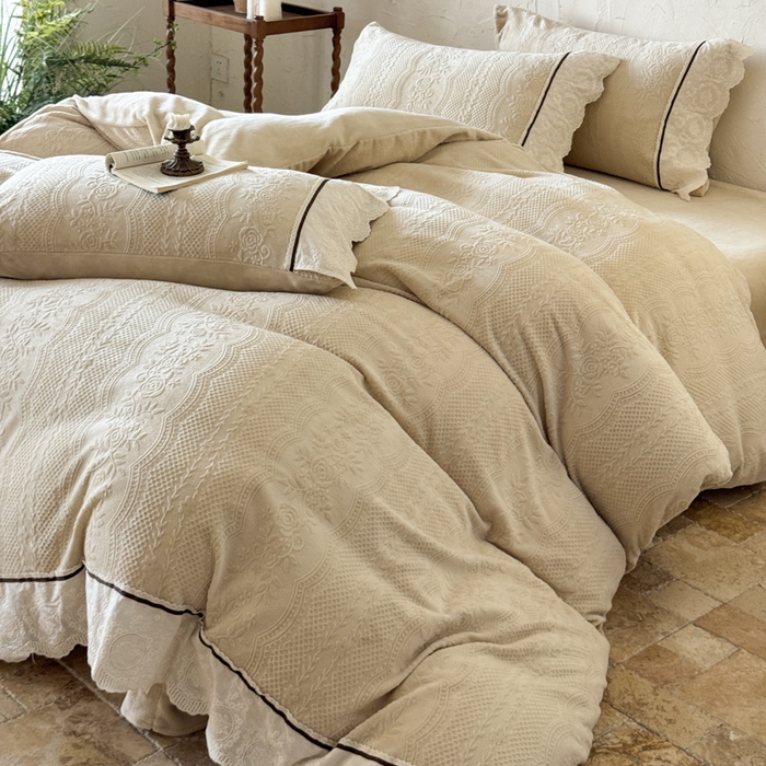 91家纺网 家纺一手货源 找家纺 纯优家纺 2025新款秋冬轻法式花边款雕花牛奶绒四件套-绮梦 绮梦-米黄