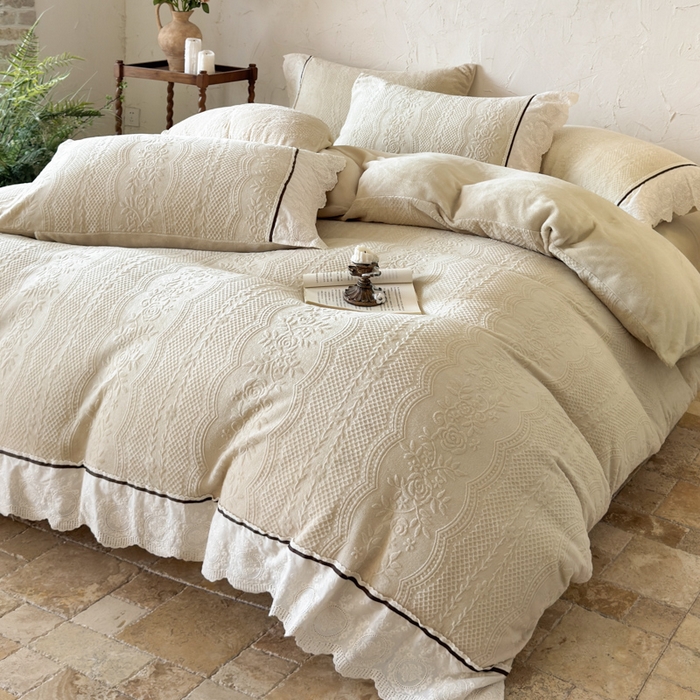 91家纺网 家纺一手货源 找家纺 纯优家纺 2025新款秋冬轻法式花边款雕花牛奶绒四件套-绮梦 绮梦-米黄