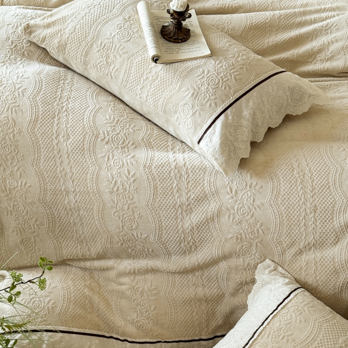 91家纺网 家纺一手货源 找家纺 纯优家纺 2025新款秋冬轻法式花边款雕花牛奶绒四件套-绮梦 绮梦-米黄