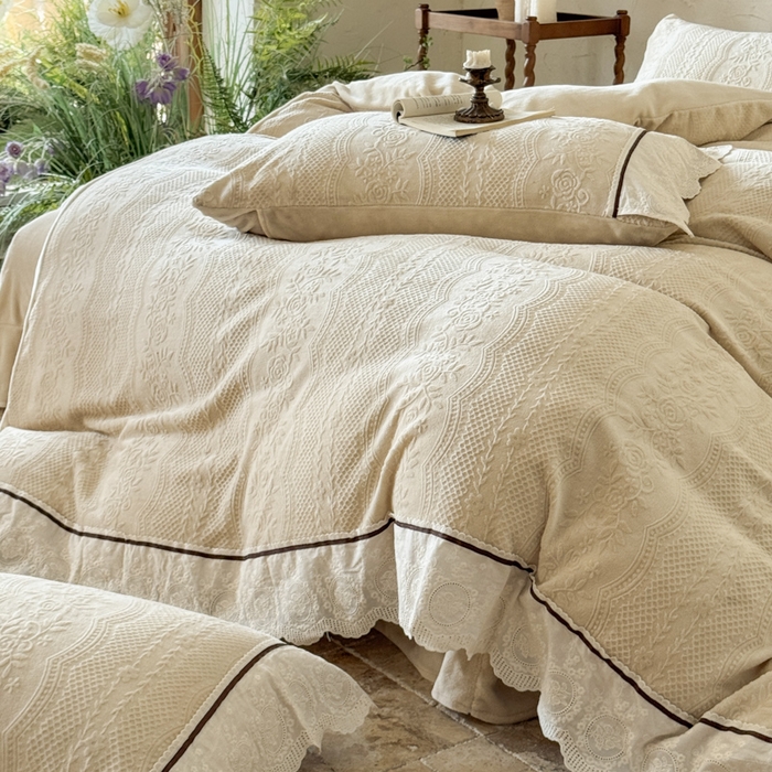 91家纺网 家纺一手货源 找家纺 纯优家纺 2025新款秋冬轻法式花边款雕花牛奶绒四件套-绮梦 绮梦-米黄