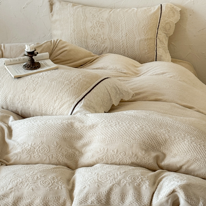 91家纺网 家纺一手货源 找家纺 纯优家纺 2025新款秋冬轻法式花边款雕花牛奶绒四件套-绮梦 绮梦-米黄
