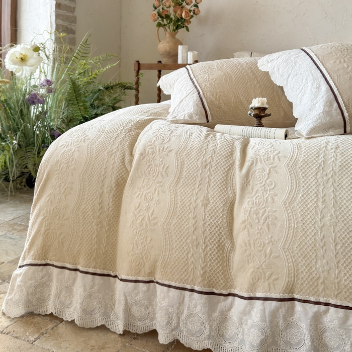 91家纺网 家纺一手货源 找家纺 纯优家纺 2025新款秋冬轻法式花边款雕花牛奶绒四件套-绮梦 绮梦-米黄
