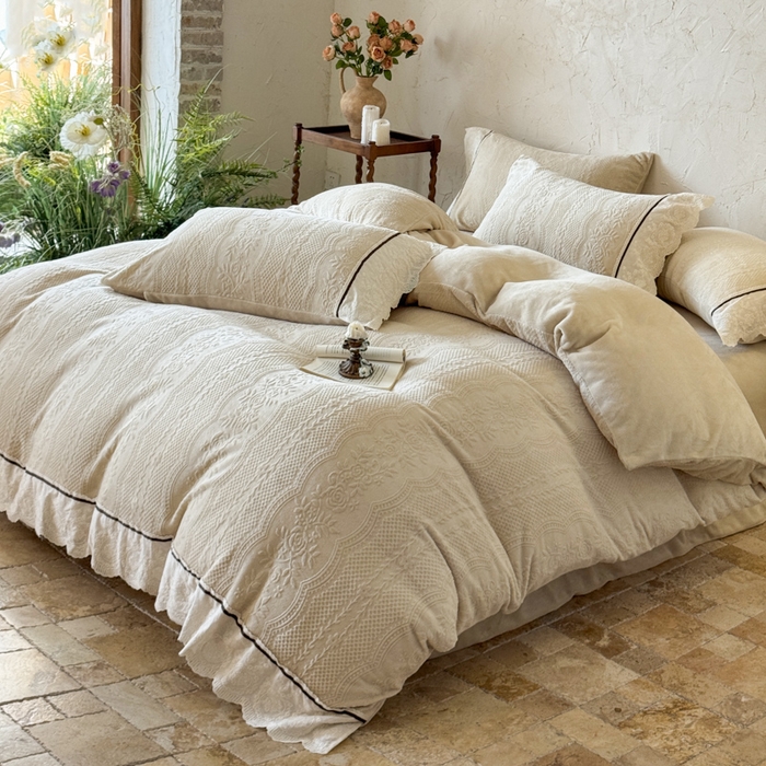 91家纺网 家纺一手货源 找家纺 纯优家纺 2025新款秋冬轻法式花边款雕花牛奶绒四件套-绮梦 绮梦-米黄