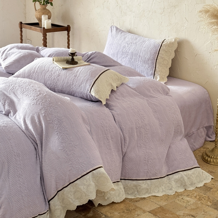 91家纺网 家纺一手货源 找家纺 纯优家纺 2025新款秋冬轻法式花边款雕花牛奶绒四件套-绮梦 绮梦-芋泥紫