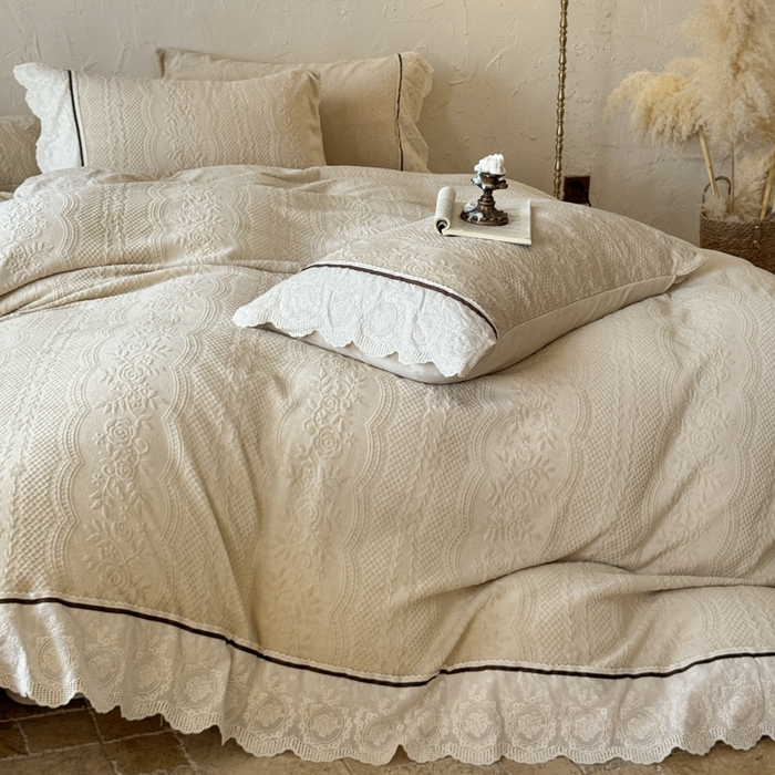 91家纺网 家纺一手货源 找家纺 纯优家纺 2025新款秋冬轻法式花边款雕花牛奶绒四件套-绮梦 绮梦-米黄