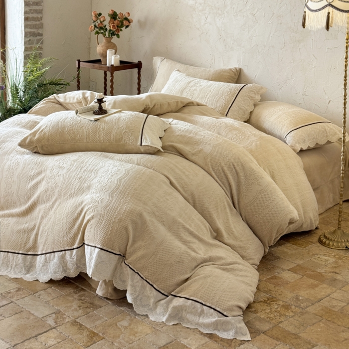 91家纺网 家纺一手货源 找家纺 纯优家纺 2025新款秋冬轻法式花边款雕花牛奶绒四件套-绮梦 绮梦-米黄