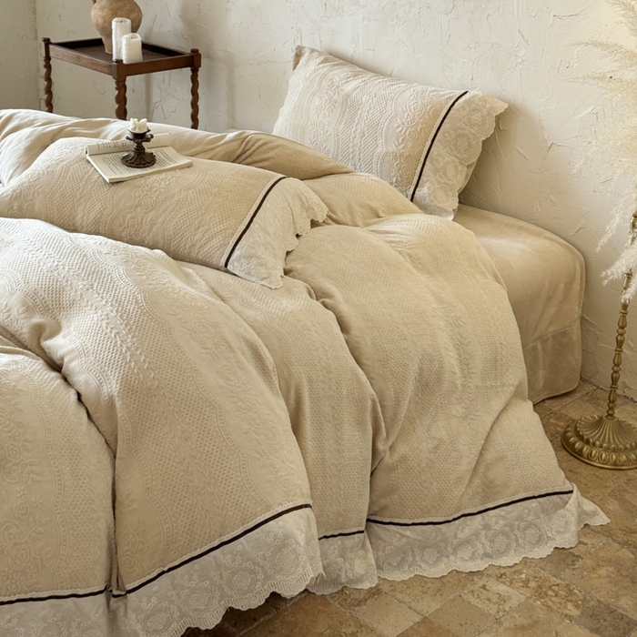 91家纺网 家纺一手货源 找家纺 纯优家纺 2025新款秋冬轻法式花边款雕花牛奶绒四件套-绮梦 绮梦-米黄