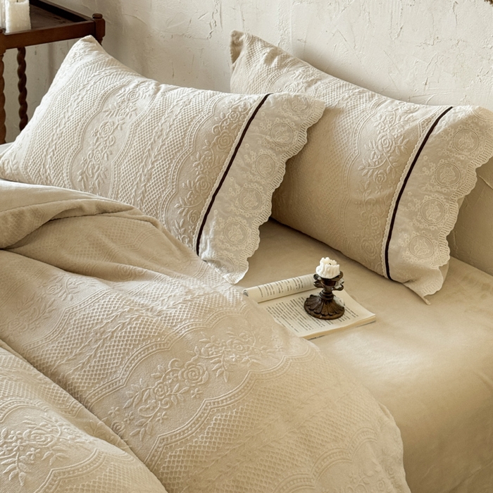 91家纺网 家纺一手货源 找家纺 纯优家纺 2025新款秋冬轻法式花边款雕花牛奶绒四件套-绮梦 绮梦-米黄