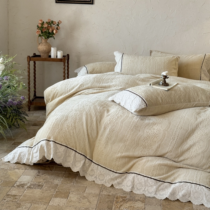 91家纺网 家纺一手货源 找家纺 纯优家纺 2025新款秋冬轻法式花边款雕花牛奶绒四件套-绮梦 绮梦-米黄
