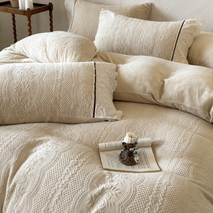91家纺网 家纺一手货源 找家纺 纯优家纺 2025新款秋冬轻法式花边款雕花牛奶绒四件套-绮梦 绮梦-米黄