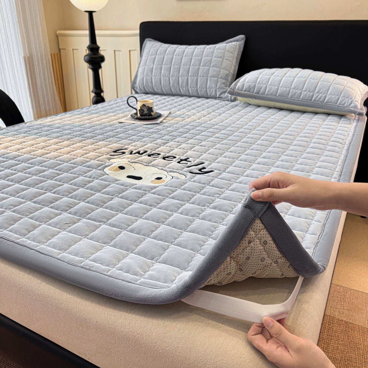 91家纺网 家纺一手货源 找家纺 颜选 2025新款高克重牛奶绒夹棉床垫-小白系列 蓝灰-小白
