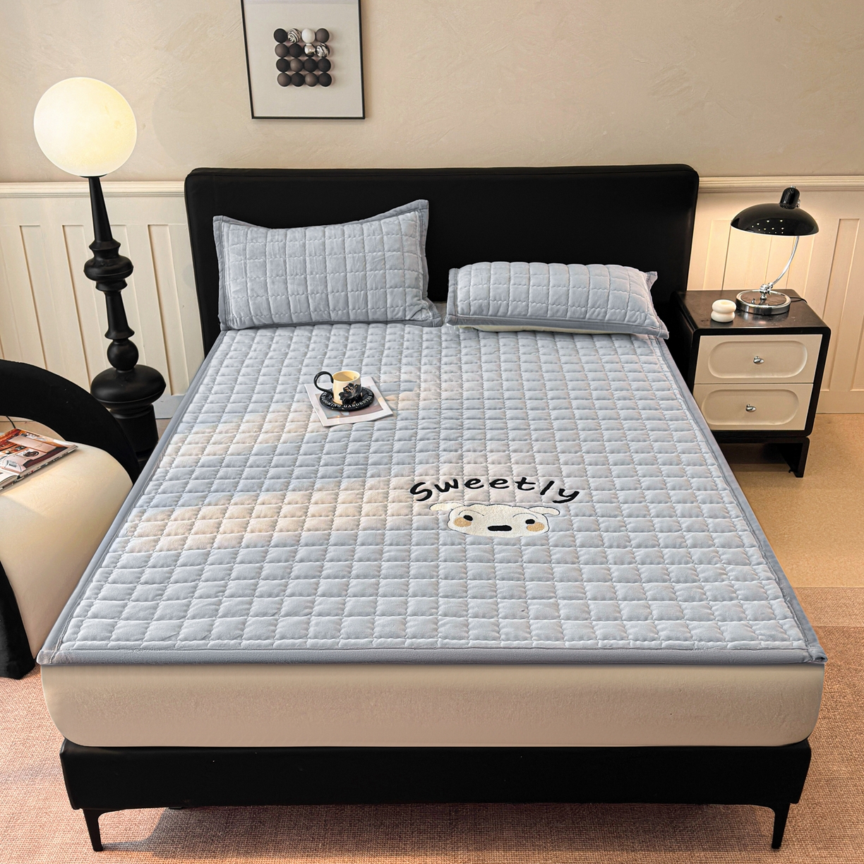 91家纺网 家纺一手货源 找家纺 颜选 2025新款高克重牛奶绒夹棉床垫-小白系列 蓝灰-小白