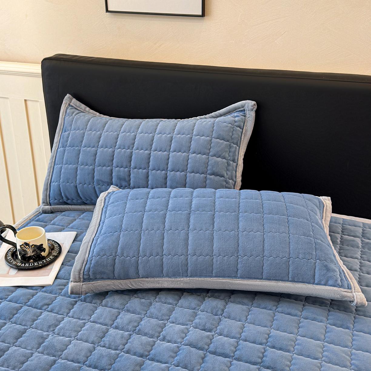 91家纺网 家纺一手货源 找家纺 颜选 2025新款高克重牛奶绒夹棉床垫-小白系列 宾利蓝-小白