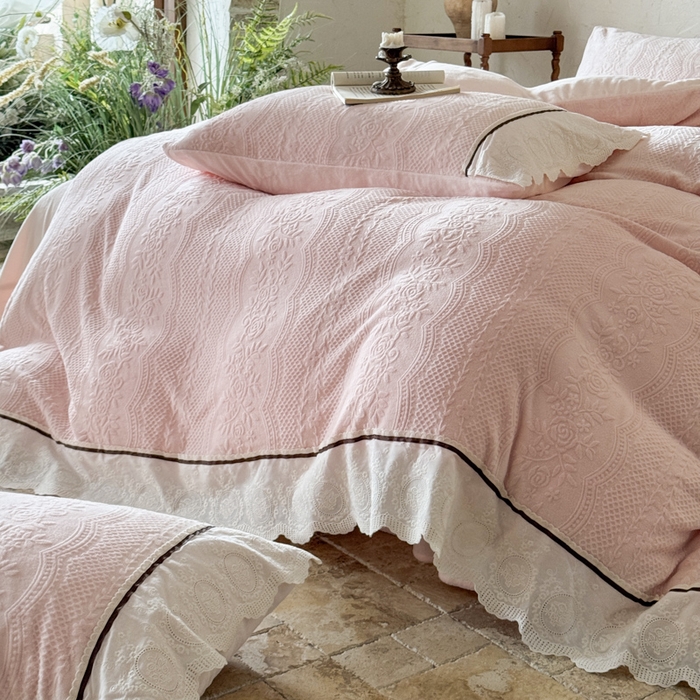 91家纺网 家纺一手货源 找家纺 纯优家纺 2025新款秋冬轻法式花边款雕花牛奶绒四件套-绮梦 绮梦-蜜桃粉