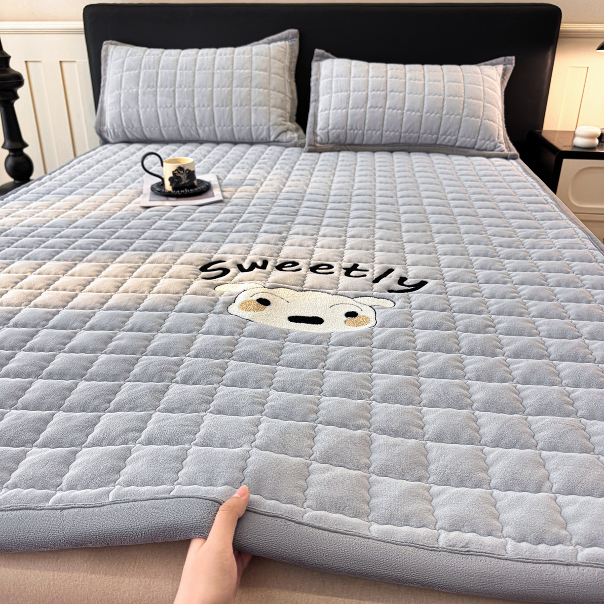 91家纺网 家纺一手货源 找家纺 颜选 2025新款高克重牛奶绒夹棉床垫-小白系列 蓝灰-小白